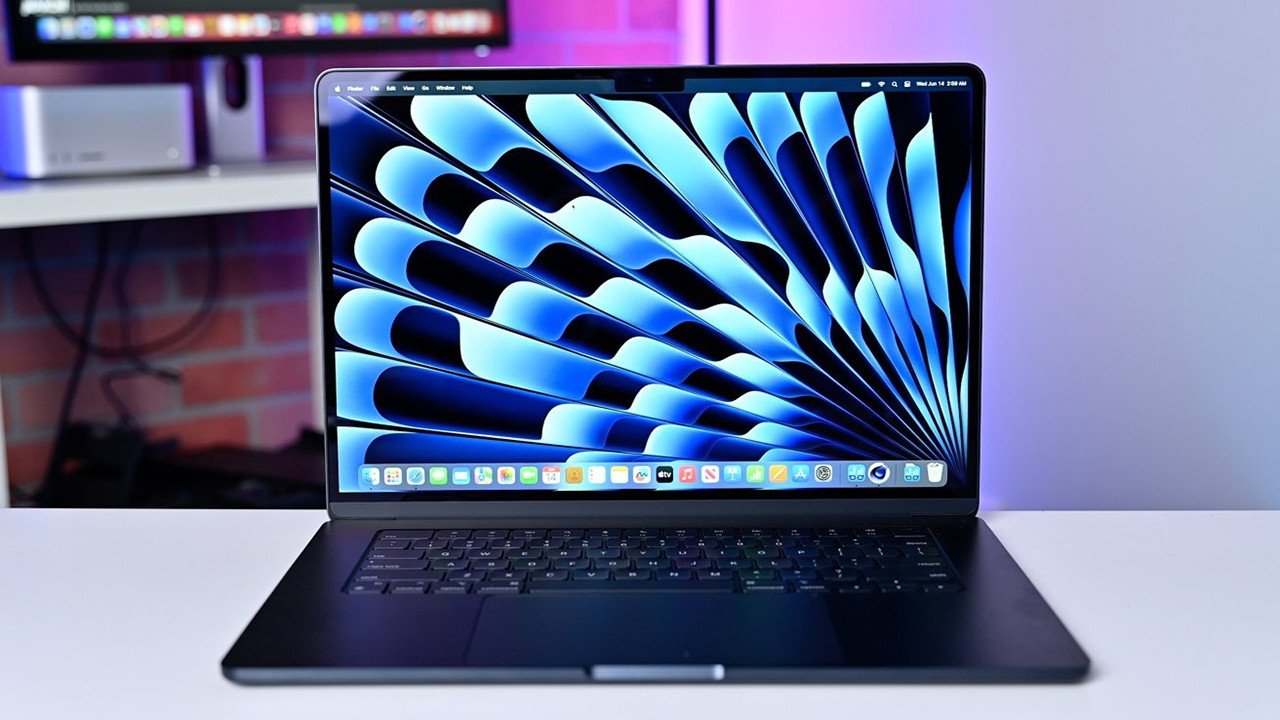 MacBook Air 15 inch M2 2023 với màn hình lớn và thiết kế siêu mỏng, đại diện cho laptop văn phòng cao cấp.