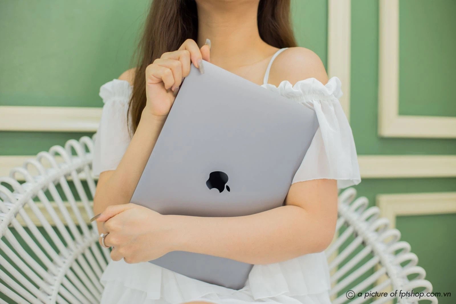 MacBook Apple với thiết kế sang trọng, biểu tượng của các hãng laptop nổi tiếng