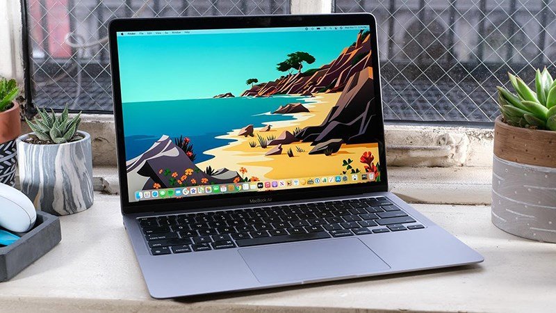 MacBook của Apple với thiết kế cao cấp và hiệu năng ổn định