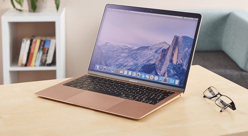 MacBook cùng iPhone và iPad trên bàn làm việc, minh họa hệ sinh thái Apple