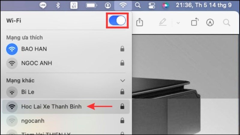 MacBook hiển thị danh sách các mạng WiFi có thể kết nối, bao gồm các điểm phát sóng công cộng, giúp người dùng dễ dàng lựa chọn.