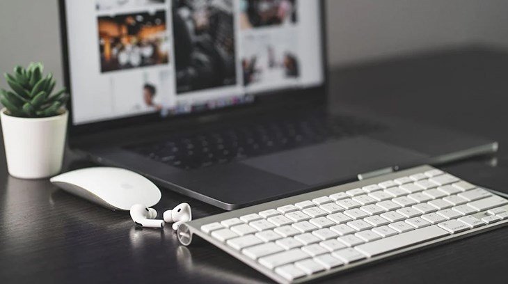 MacBook hỗ trợ kết nối phụ kiện cùng hệ sinh thái Apple nhanh chóng