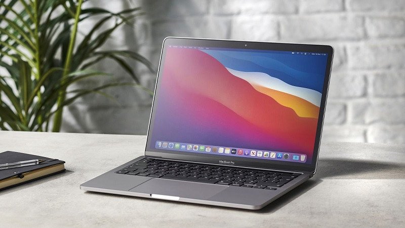 MacBook Pro với màn hình hiển thị đồ họa, đại diện cho cấu hình laptop chạy Photoshop tối ưu từ Apple