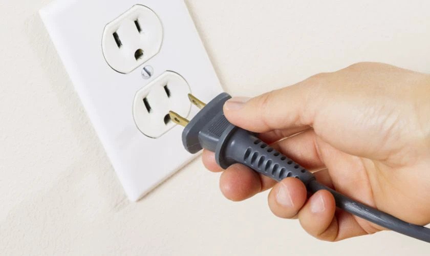 Mainboard laptop đang được kiểm tra, minh họa nguyên nhân máy tính không khởi động