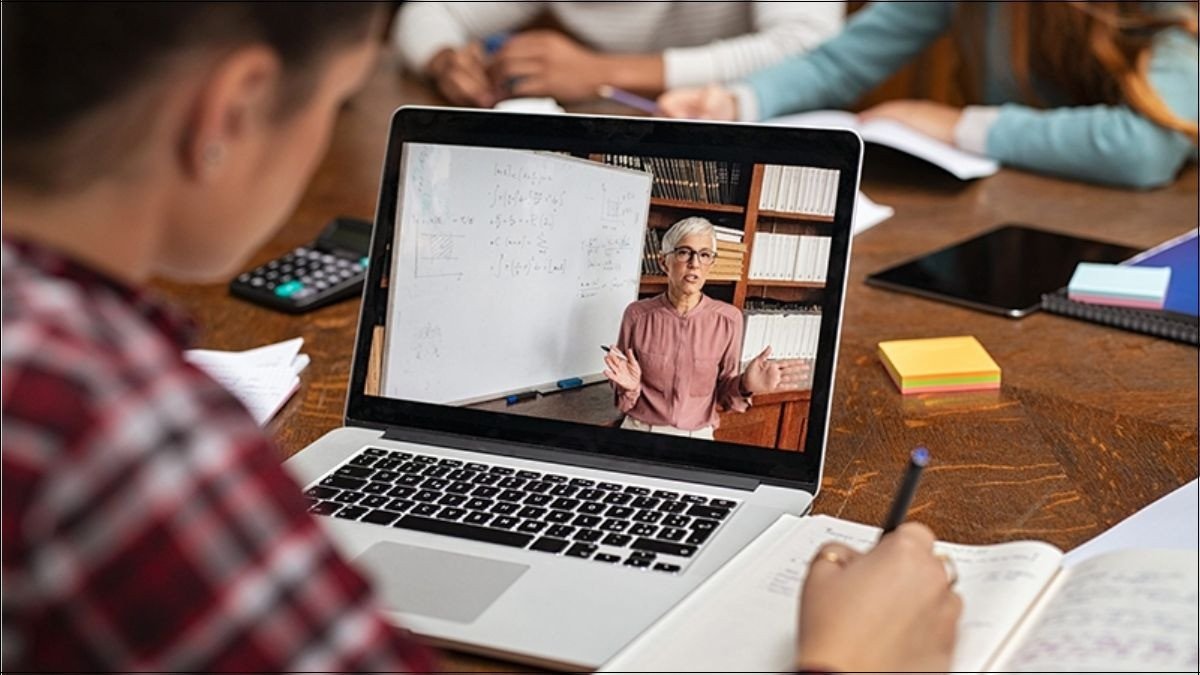 Màn hình 13.3 inch có thể gây khó khăn khi làm việc với nhiều cửa sổ hoặc xử lý các tác vụ