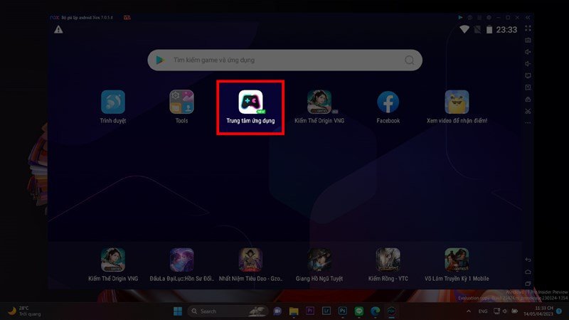 Màn hình chính của NoxPlayer với biểu tượng Trung tâm ứng dụng, nơi tìm kiếm game Liên Quân Mobile.