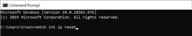 Màn hình Command Prompt với lệnh reset IP, một giải pháp cho laptop không bắt được WiFi nhà