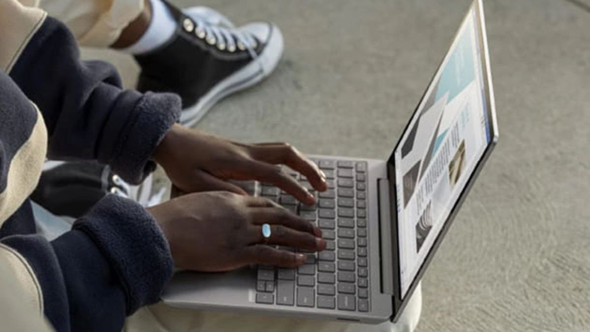 Màn hình của một chiếc laptop mỏng nhẹ đang hiển thị hình ảnh có thể gây khó chịu cho thị lực