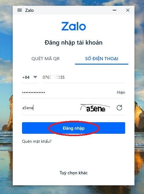Màn hình đăng nhập Zalo trên laptop với tùy chọn nhập số điện thoại và mật khẩu
