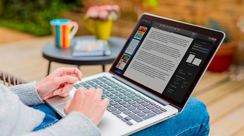 Màn hình điện thoại hiển thị sắc nét ngay cả dưới ánh nắng gay gắt, minh họa độ sáng cao