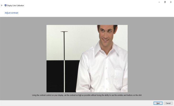 Màn hình điều chỉnh độ tương phản (Contrast) trong công cụ cân màu màn hình laptop của Windows, minh họa cách tối ưu hiển thị.