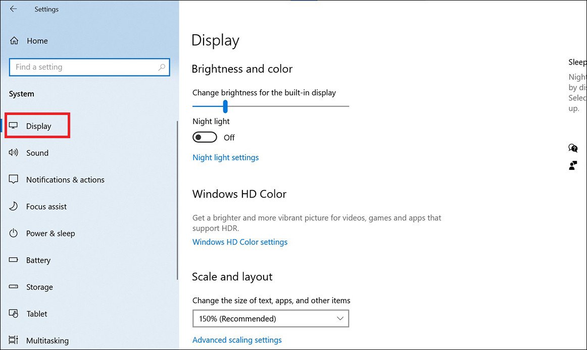 Màn hình Display (Hiển thị) trong Settings, nơi điều chỉnh độ sáng màn hình laptop.