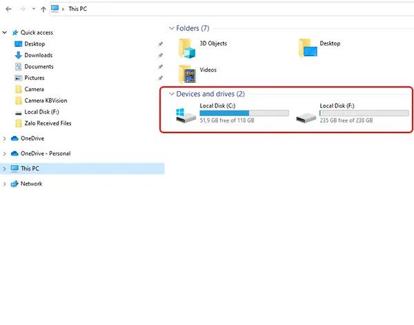 Màn hình File Explorer hiển thị dung lượng ổ đĩa trên laptop Windows 10