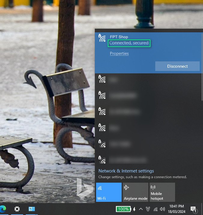 Màn hình hiển thị danh sách mạng Wi-Fi và trạng thái đã kết nối trên laptop HP