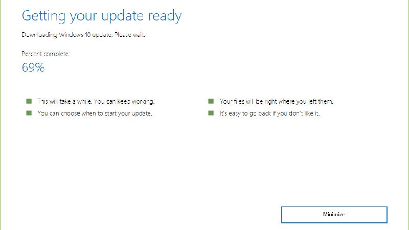 Màn hình hiển thị quá trình cập nhật Windows 10 đang diễn ra trên laptop