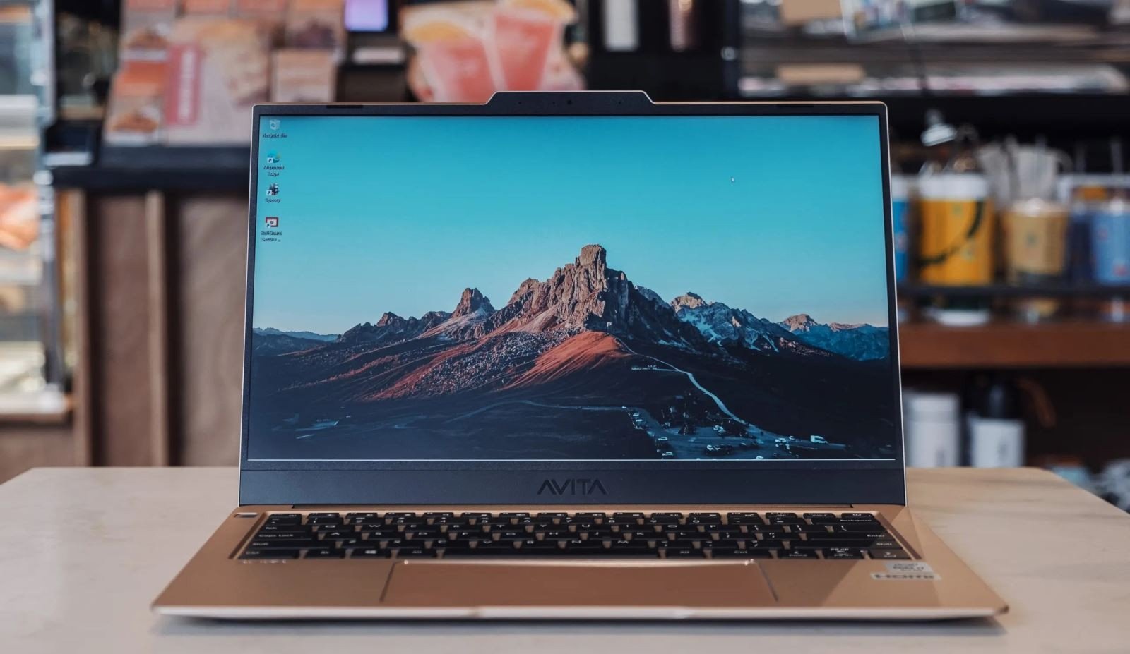 Màn hình laptop Avita với viền dưới khá dày, một điểm cần lưu ý về thiết kế màn hình của dòng sản phẩm này.
