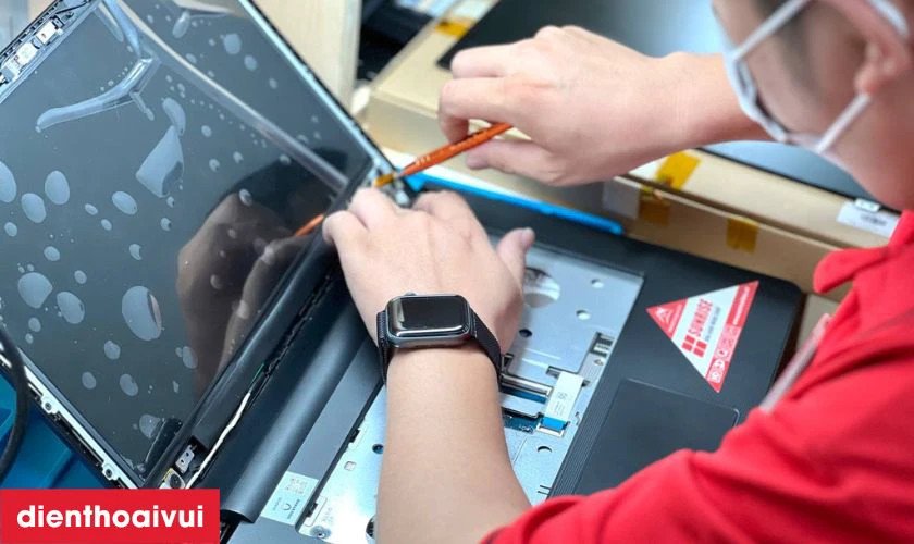 Màn hình laptop bám bụi và không hiển thị rõ nét