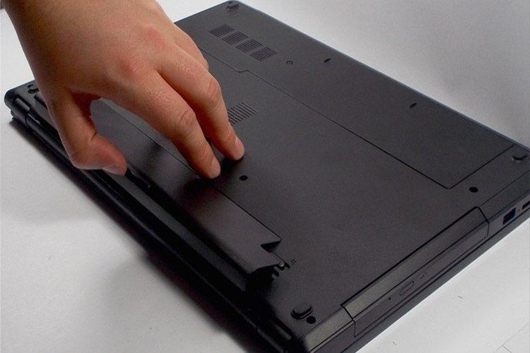 Màn hình laptop bị hỏng do va đập mạnh