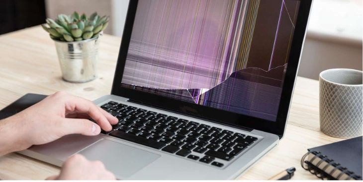 màn hình laptop bị hư, xuất hiện vết nứt do va đập mạnh