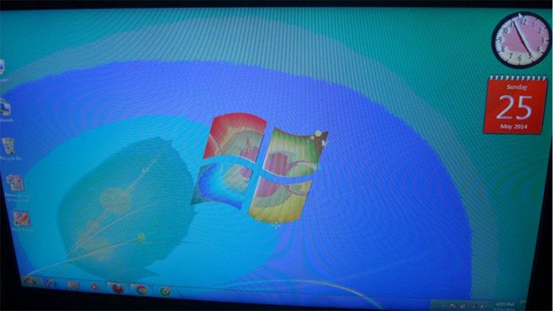 Màn hình laptop bị nhòe hiển thị các vết mờ trên máy tính đã sử dụng lâu năm