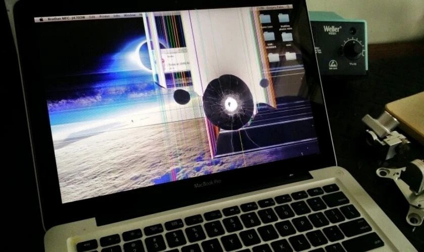 Màn hình laptop bị nứt vỡ nghiêm trọng sau tác động vật lý, cần thay thế panel