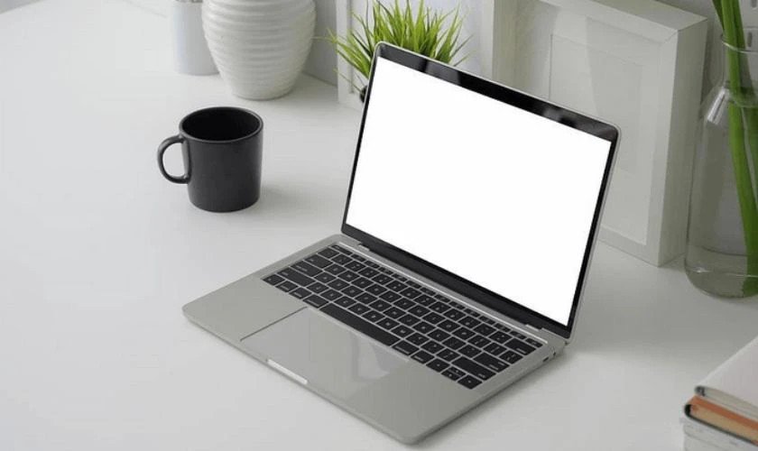 Màn hình laptop bị trắng xóa cho thấy sự cố phần cứng hoặc cáp kết nối