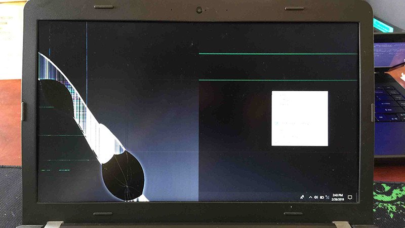 Màn hình laptop bị vỡ do va đập