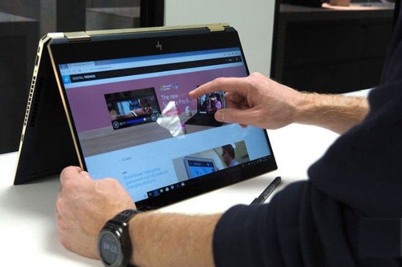 Màn hình laptop cảm ứng hiển thị giao diện phần mềm đồ họa