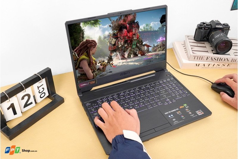 Màn hình laptop chơi game ASUS TUF A15 FA506NCR-HN047W hiển thị cảnh game