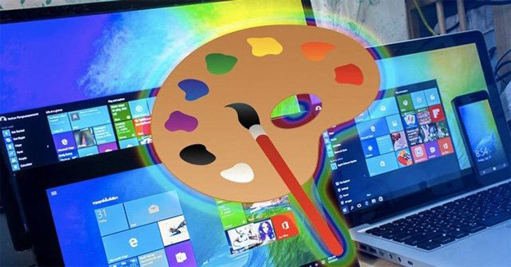 Màn hình laptop đang được hiệu chỉnh màu sắc dưới ánh sáng môi trường phù hợp