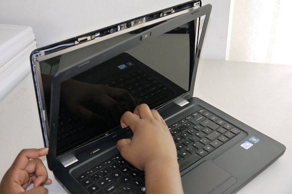 Màn hình laptop Dell tối đen không hiển thị, người dùng kết nối với màn hình phụ