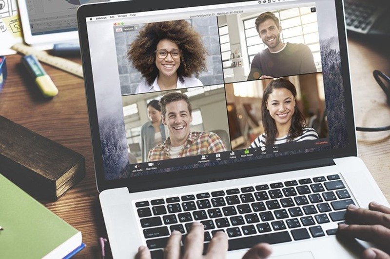 Màn hình laptop hiển thị các biểu tượng ứng dụng đa dạng