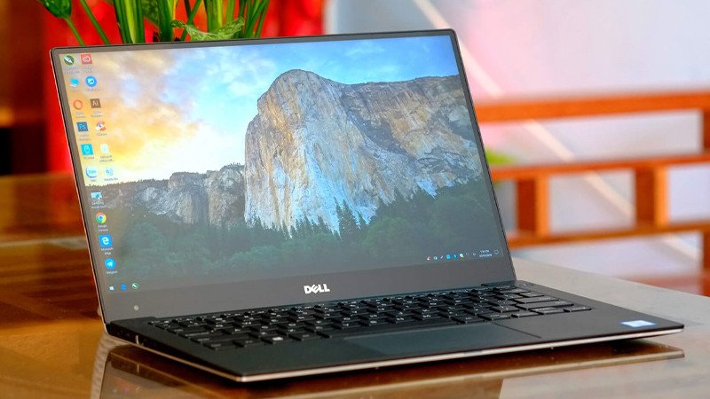 Màn hình laptop hiển thị hình ảnh đồ họa sắc nét, nhấn mạnh vai trò của chất lượng hiển thị trong cấu hình laptop chạy Photoshop