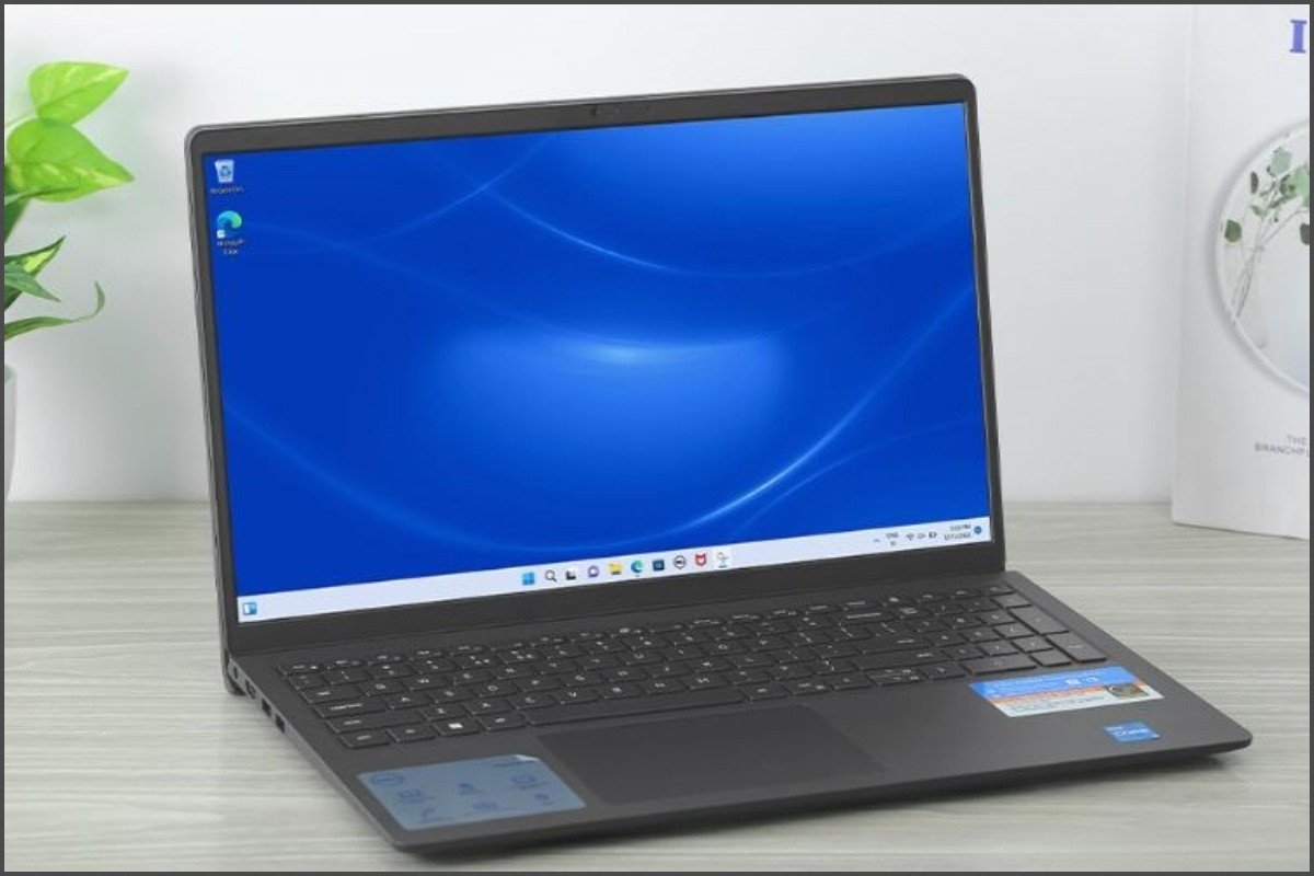 Màn hình laptop hiển thị hình ảnh sắc nét, minh họa tầm quan trọng của độ phân giải cao cho giáo viên