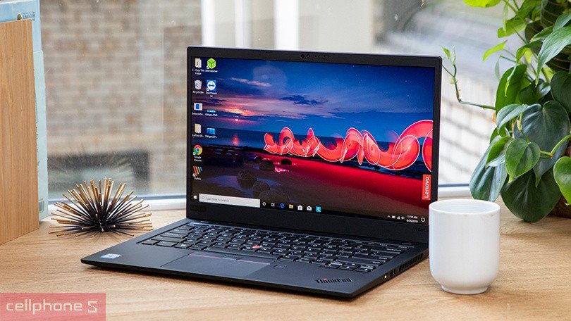 Màn hình laptop hiển thị hình ảnh với màu sắc sống động