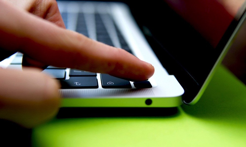 Màn hình laptop hiển thị lỗi sau khi tắt máy không đúng cách, minh họa hậu quả của việc nhấn giữ nút nguồn.