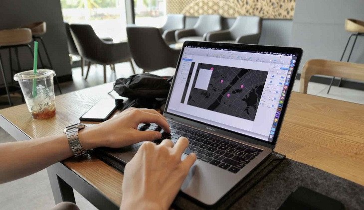 Màn hình laptop hiển thị nhiều cửa sổ ứng dụng đang mở, minh họa tình trạng quá tải có thể gây treo máy