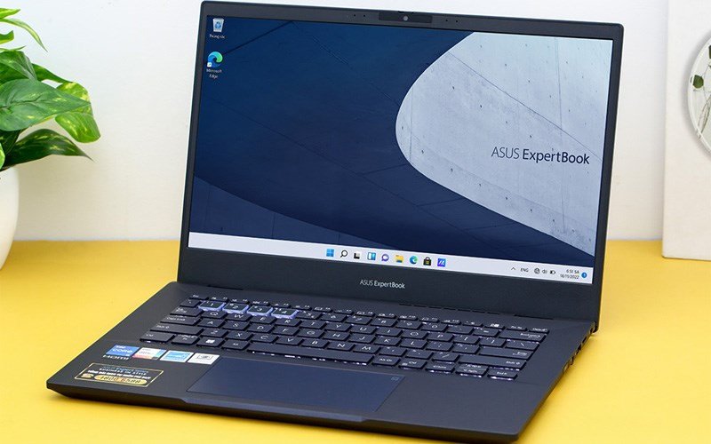 Màn hình laptop hiển thị sắc nét với màu sắc sống động, trải nghiệm xem tốt