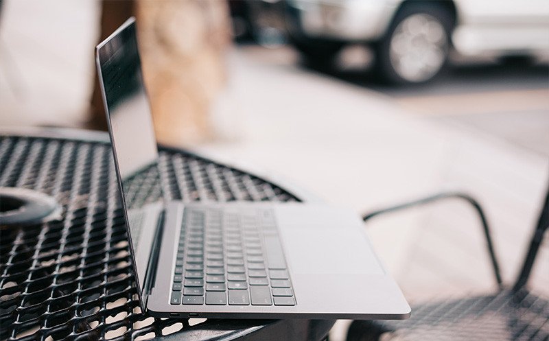 Màn hình laptop sáng rực rỡ, nhưng cần cân nhắc mức tiêu thụ pin