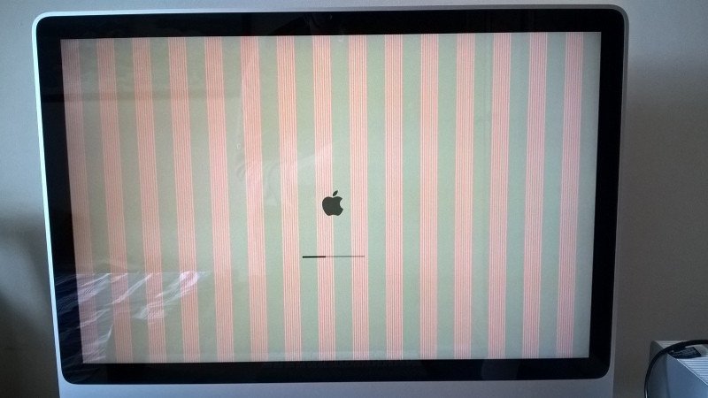 Màn hình laptop xuất hiện các sọc ngang dọc báo hiệu lỗi