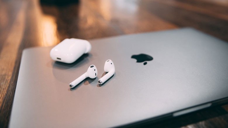 Màn hình máy tính MacBook hiển thị cài đặt Bluetooth với tai nghe AirPod đã sẵn sàng để ghép nối
