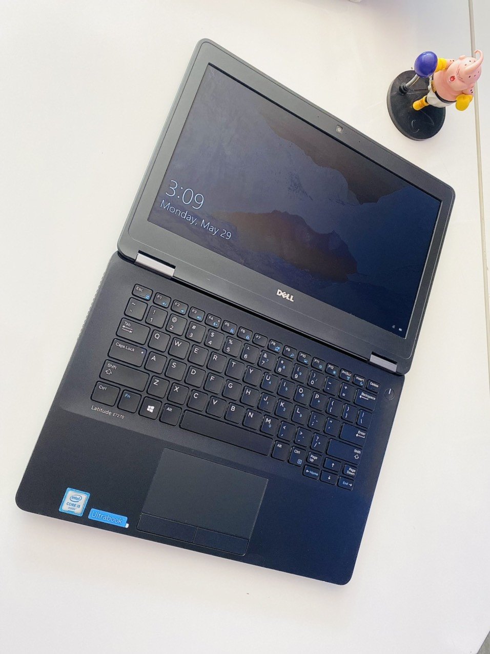 Màn hình nhỏ gọn của máy tính xách tay mini, tối ưu hóa không gian làm việc.