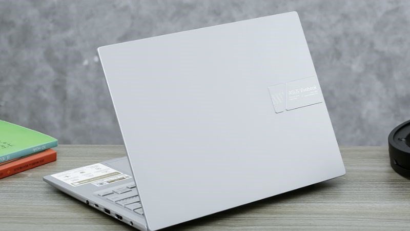 Màn hình OLED rực rỡ trên Asus Vivobook 14X OLED K3405VC, một **laptop giá rẻ cấu hình cao** lý tưởng cho đồ họa.