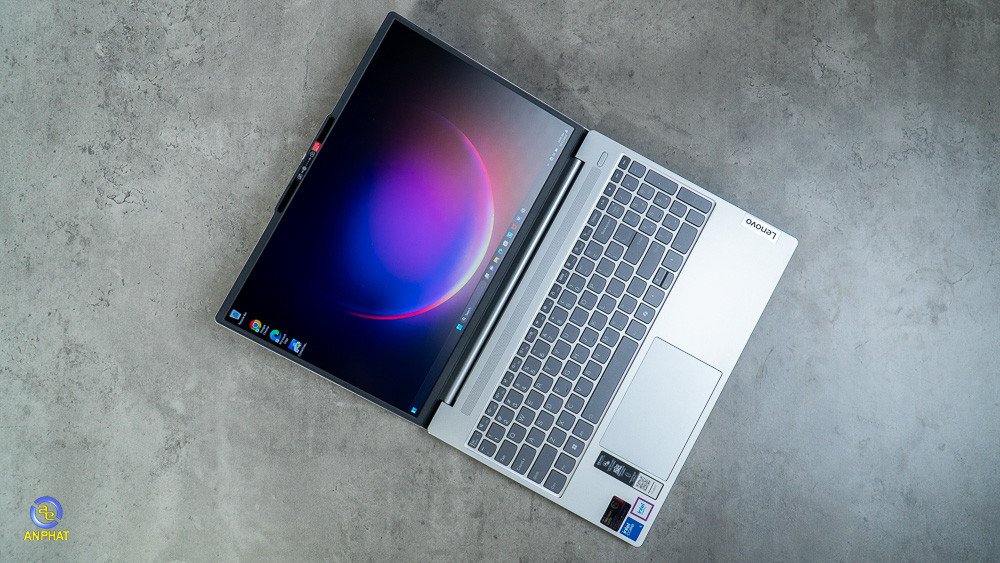 Màn hình WUXGA IPS sắc nét của laptop Lenovo IdeaPad Slim 5 15IRU9 83D00003VN, hiển thị hình ảnh với màu sắc sống động