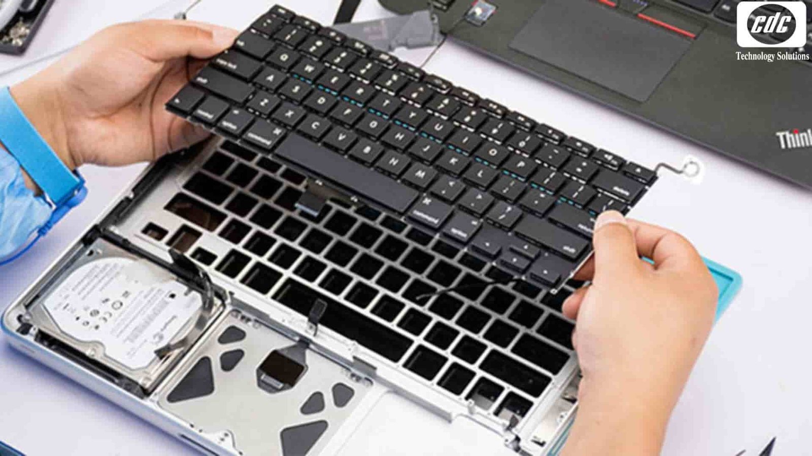 Mang laptop đến trung tâm sửa chữa khi bàn phím bị lỗi nặng