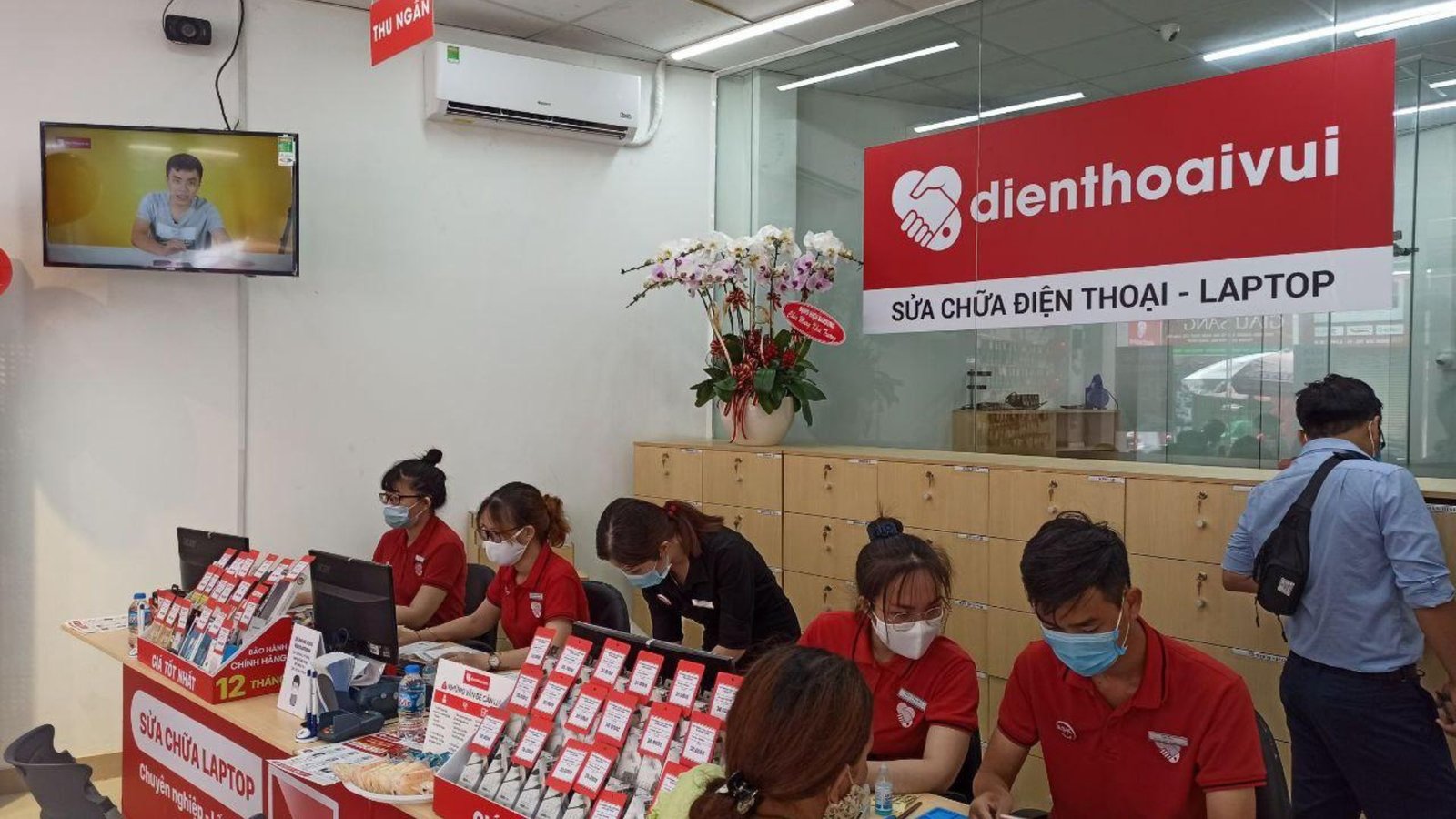 Mang laptop đến trung tâm sửa chữa uy tín khi lỗi bàn phím nhảy chữ