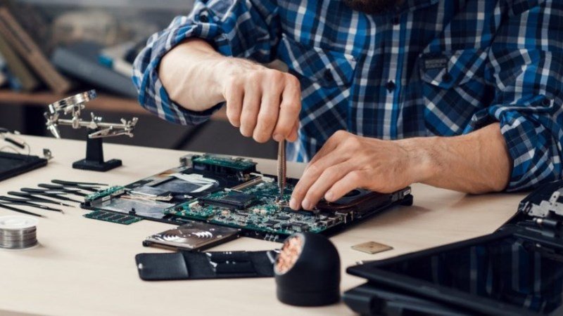 Mang Surface laptop bị lỗi nguồn đến trung tâm sửa chữa