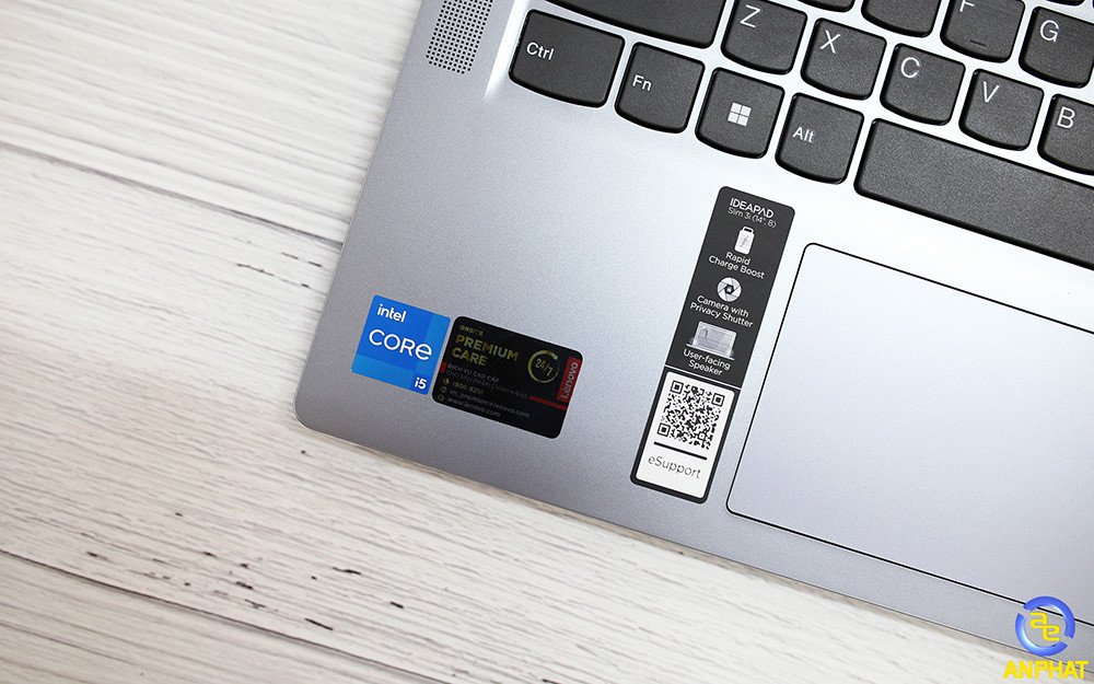 Mặt C của laptop Lenovo IdeaPad Slim 3 14IAH8 83EQ0004VN với các sticker thông tin