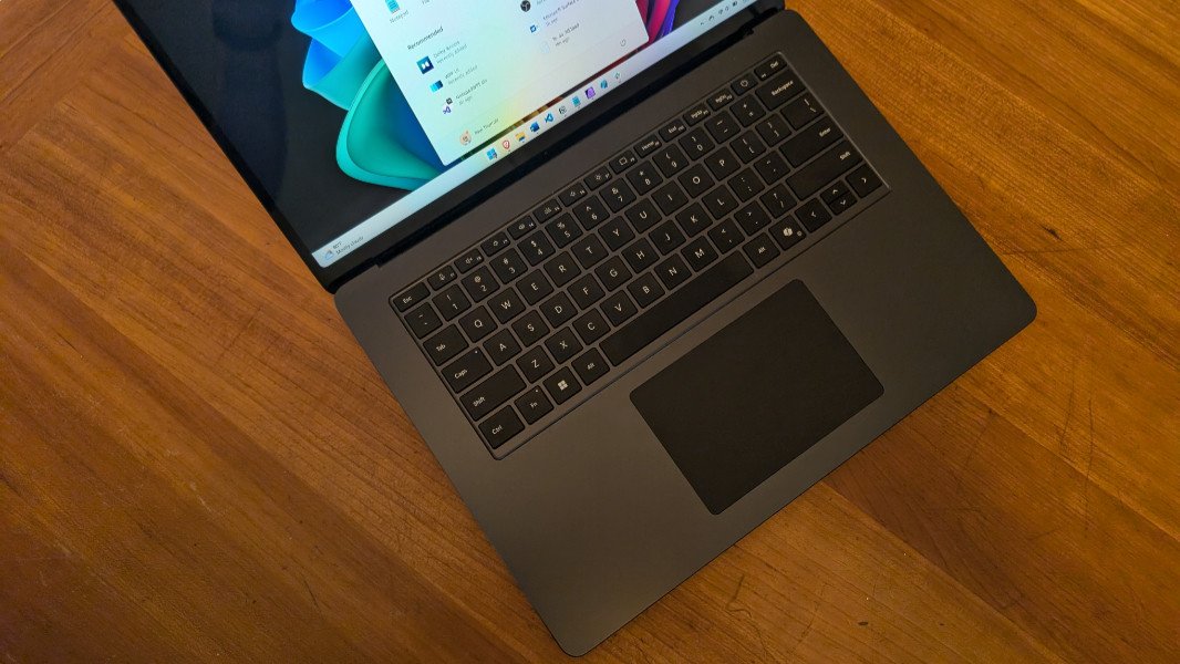 Mặt sau của Surface Laptop 7 15 inch