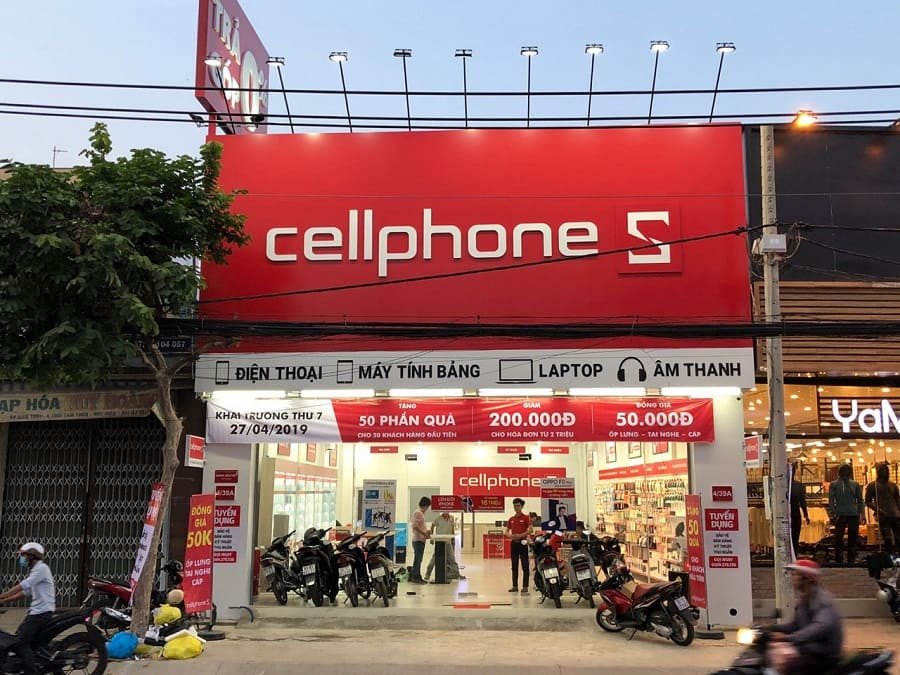 Mặt tiền cửa hàng CellphoneS, nơi cung cấp laptop đa dạng tại Hà Nội